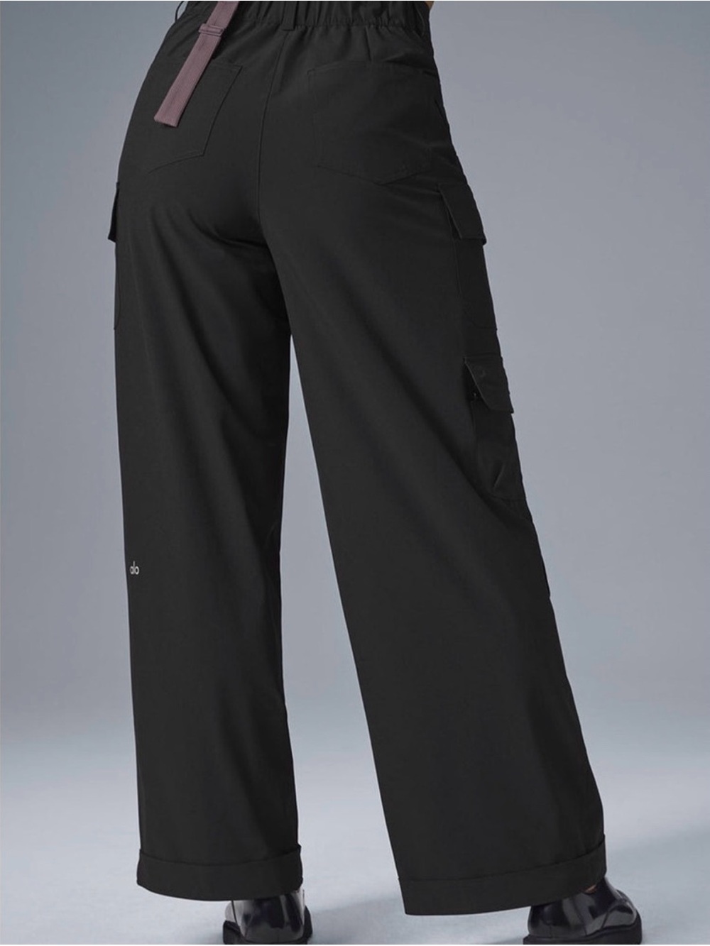 ALO Yoga Mid-Rise Workwear Cargo Pants in Black EUC Sz Small - Picture 3 of 9